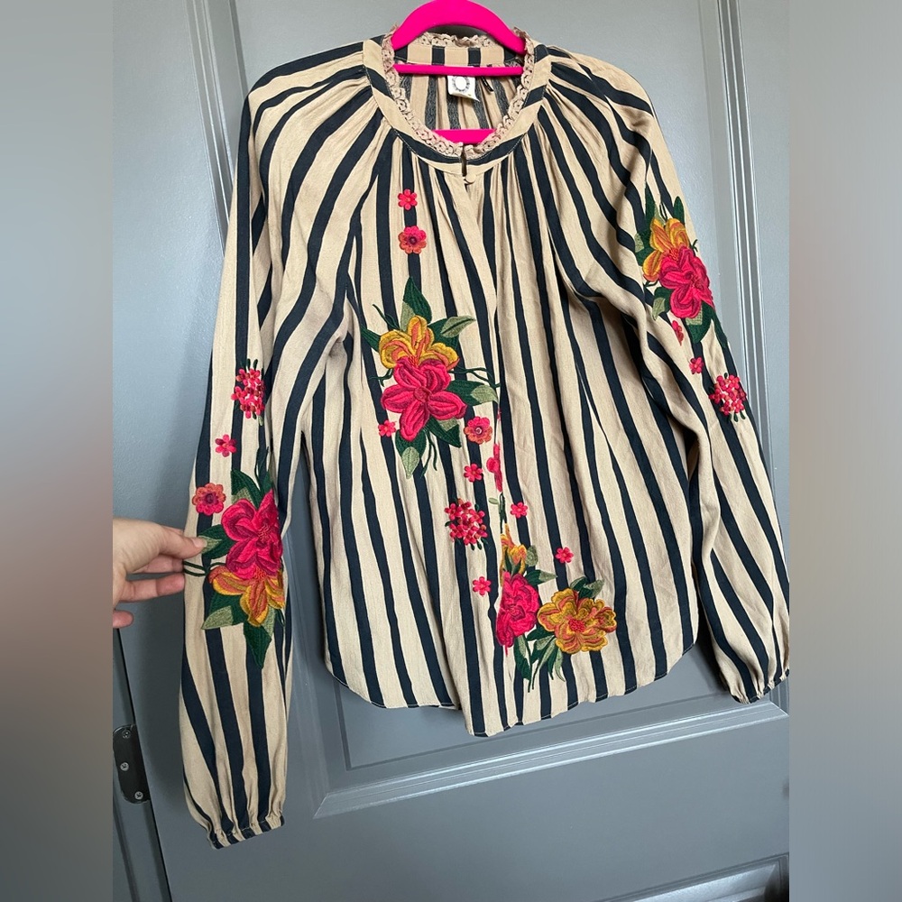 Akemi kin heavily embroidered blouse top